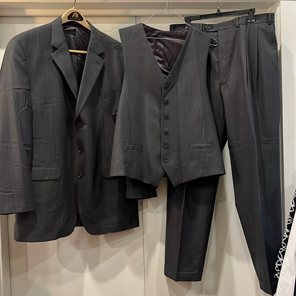 Lauren Ralph Lauren Gray stripe Wool 3 Pc Suit Jacket, vest, Pants Sz 46L